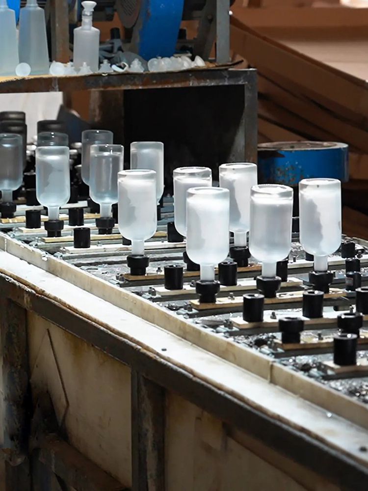 Taller de procesamiento de botellas de vidrio esmerilado